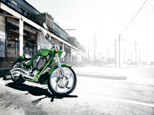 Una moto Victory Jackpot de color verde