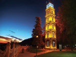 Torre iluminada en la noche (Bursa, Turquía)