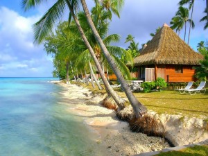 Casas a orillas del mar en la Polinesia