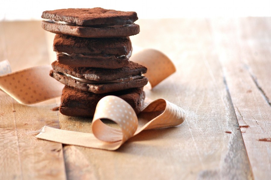 Galletas de chocolate rellenas de crema de cacao