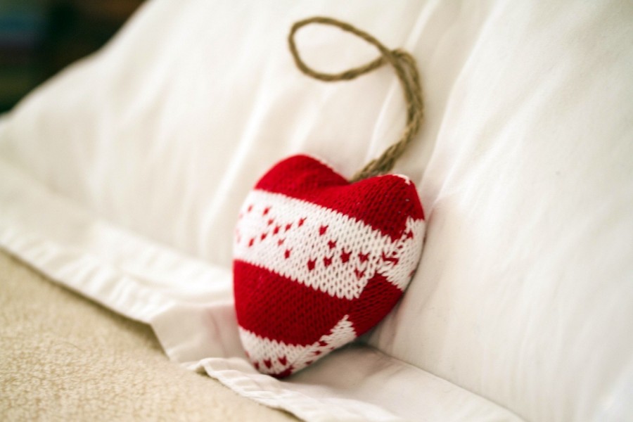 Corazón de lana sobre la cama