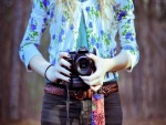 Chica sosteniendo una cámara de fotos Canon