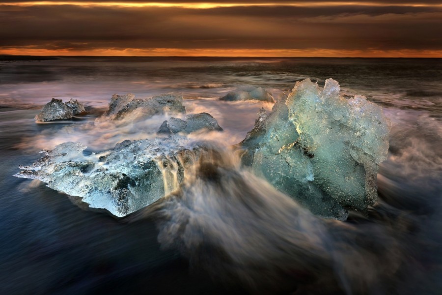 Las olas del mar contra el hielo