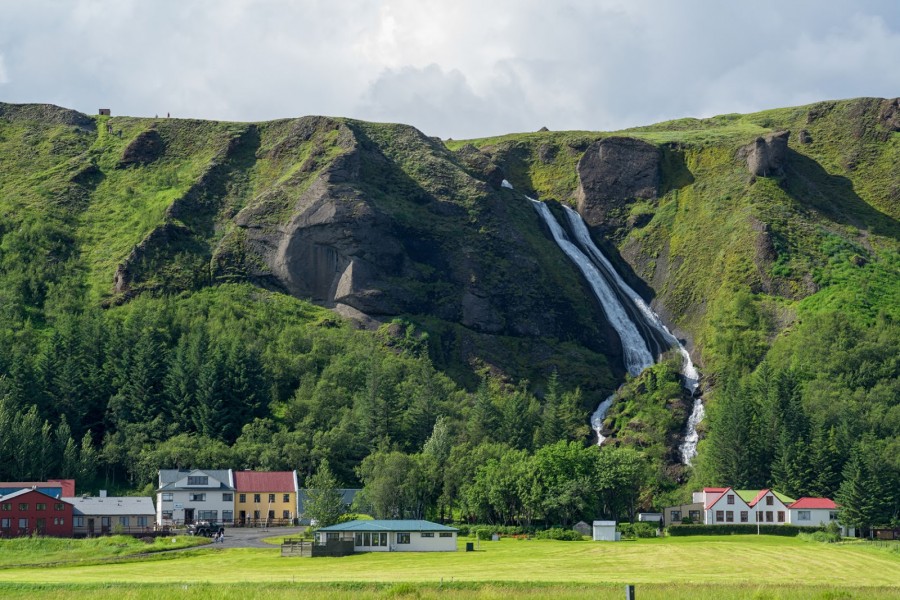Cascadas que descienden de las montañas en Islandia