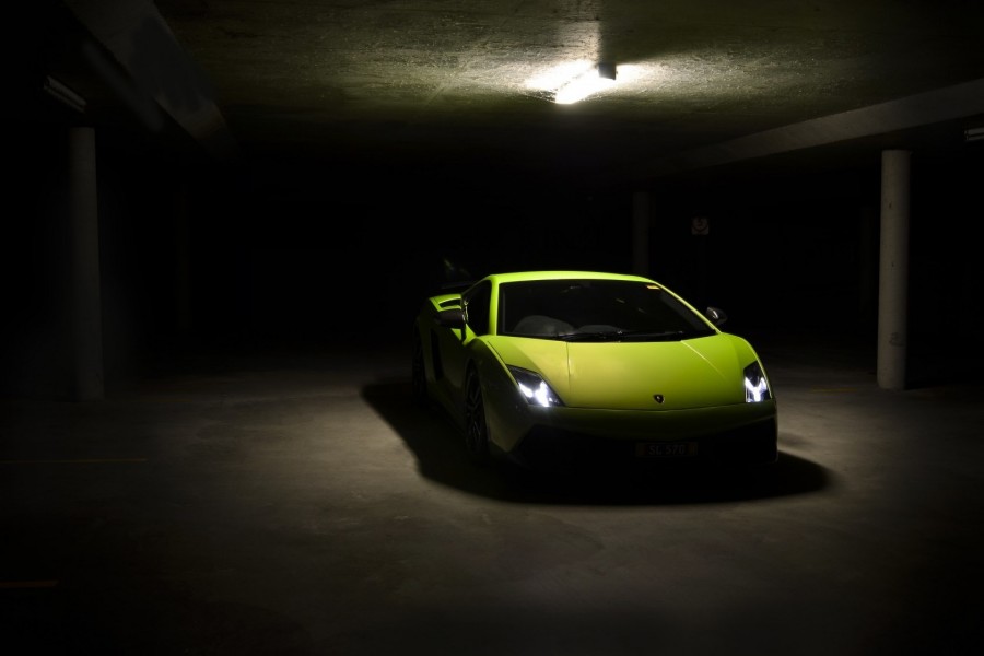 Lamborghini Gallardo en un garaje