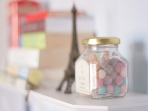 Bote de caramelos en una estantería
