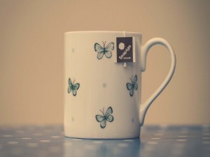 Postal: Una bonita taza de té con mariposas