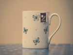 Una bonita taza de té con mariposas