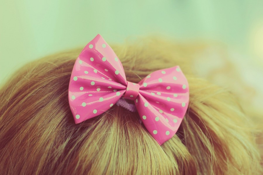 Lazo rosa en el pelo de una niña