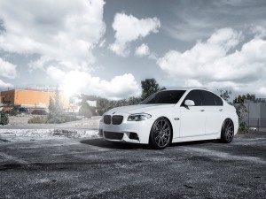 Un BMW de color blanco