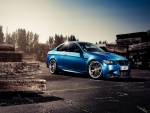 Un bonito BMW azul entra listones de madera