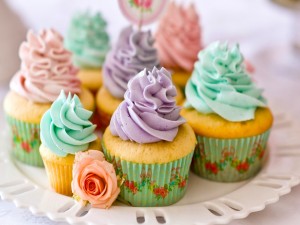 Unos ricos cupcakes con crema de colores