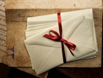 Cartas envueltas en un lazo rojo