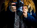 Chica fotografiando con una cámara Sony