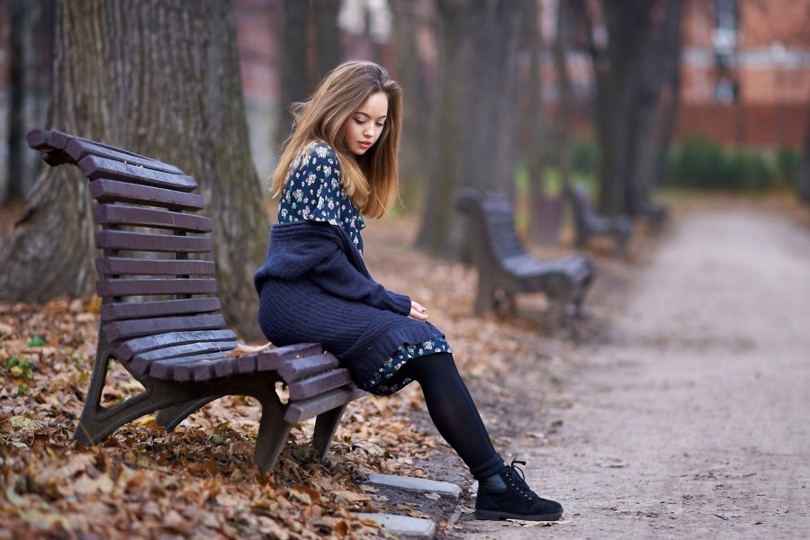 Chica sentada en un banco