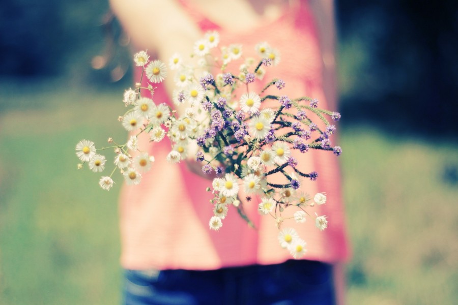 Chica con un ramo de flores silvestres
