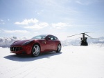 Ferrari FF y un helicóptero en una montaña nevada