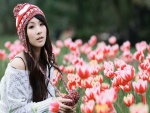 Chica sentada entre tulipanes