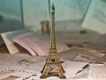 Pequeña Torre Eiffel sobre unas cartas