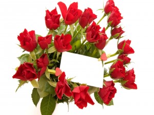 Ramo de rosas rojas con una nota para San Valentín