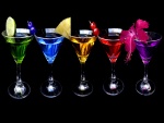 Copas con bebidas de colores y frutas