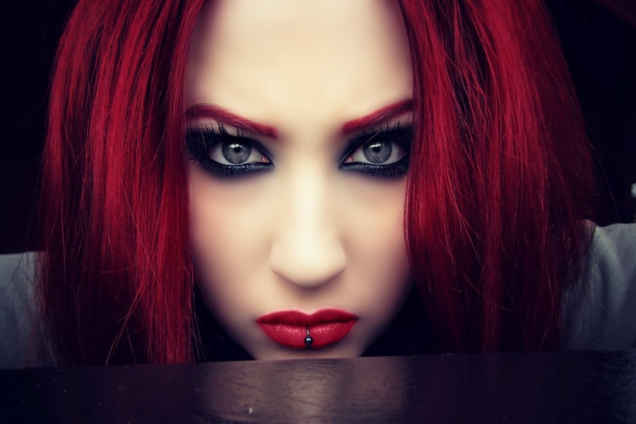 Chica con el pelo y labios de color rojo