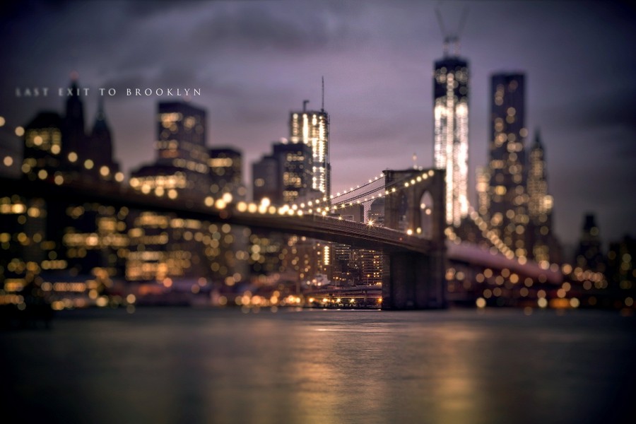 El puente de Brooklyn y las luces de Nueva York