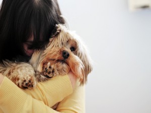 Mujer abrazando al perro
