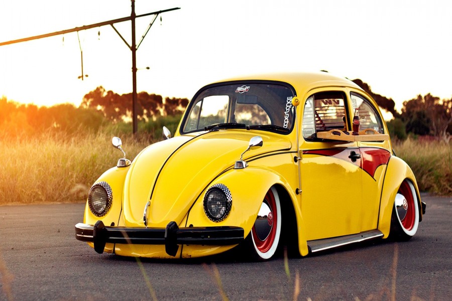 Un bonito escarabajo Volkswagen amarillo