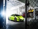 Lamborghini Gallardo verde dentro de un taller
