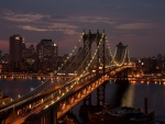 Puente iluminado en la ciudad de Nueva York