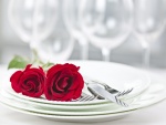 Rosas sobre un plato para un comida romántica de San Valentín