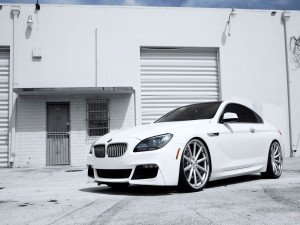 Un BMW 6 series de color blanco