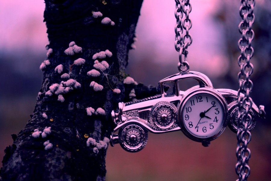 Reloj en un colgante con forma de coche antiguo