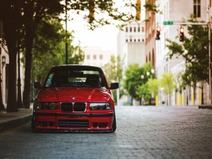 Un BMW de color rojo