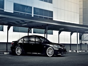 BMW de color negro en un parking
