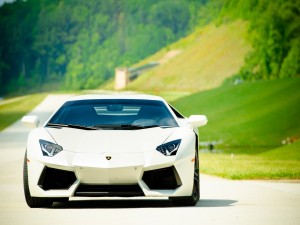 Lamborghini Aventador en una carretera campestre