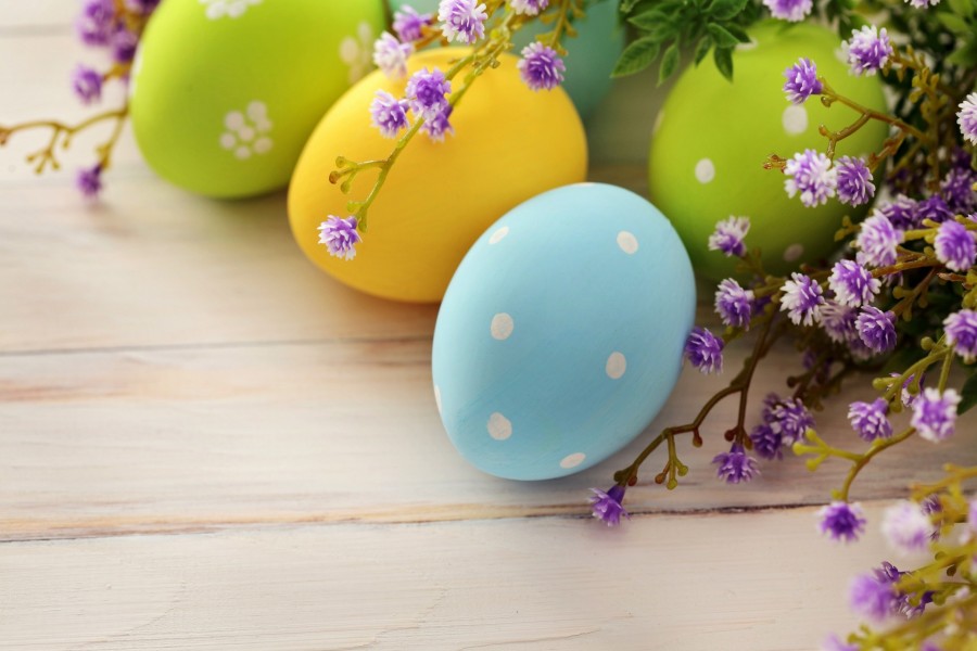 Huevos de Pascua sobre una mesa de madera