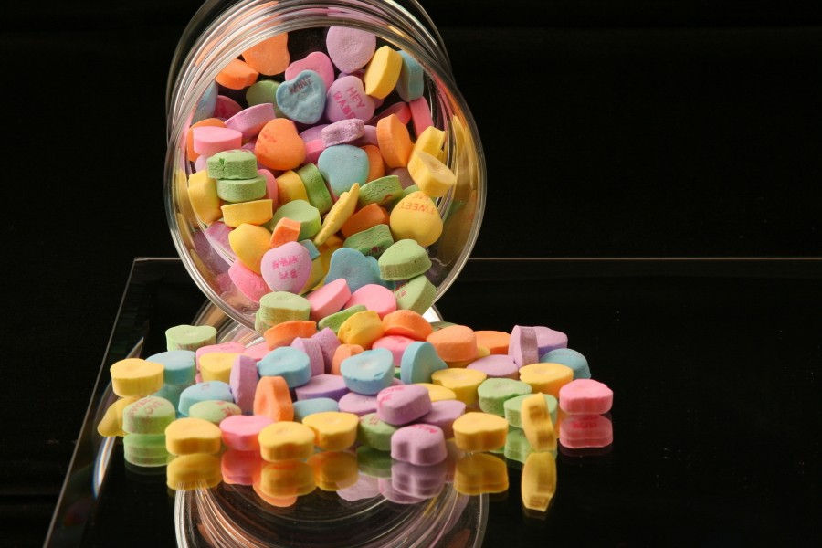 Caramelos multicolores con forma de corazón