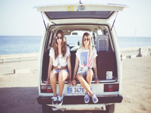 Chicas sentadas junto a una playa