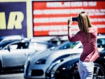 Chica fotografiando unos coches