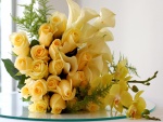 Espectacular centro de rosas, calas y orquídeas amarillas