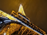 Torre Eiffel iluminada vista desde abajo
