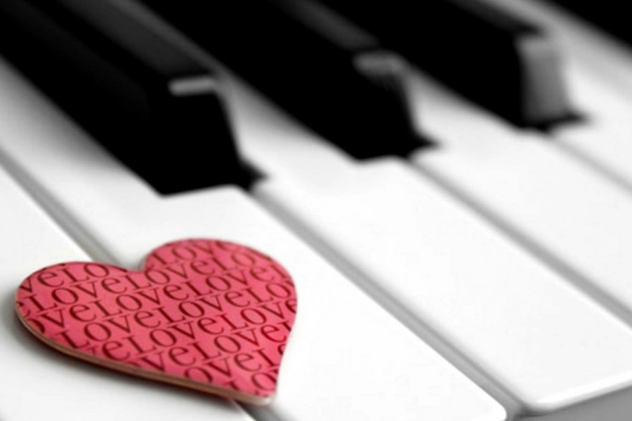 Corazón sobre las teclas de un piano