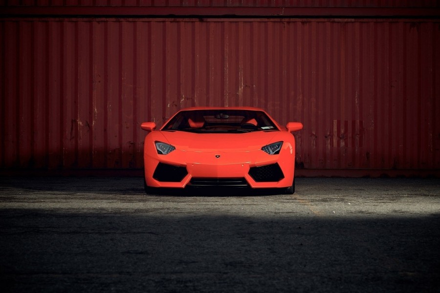 Un Lamborghini Aventador de color rojo
