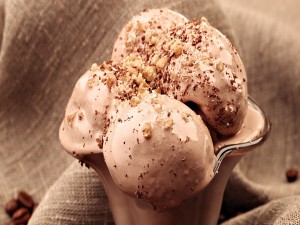 Bochas de helado de chocolate en una copa