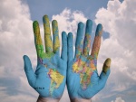 Mapa del mundo en las palmas de las manos