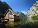 Cabaña de madera junto al lago de las montañas