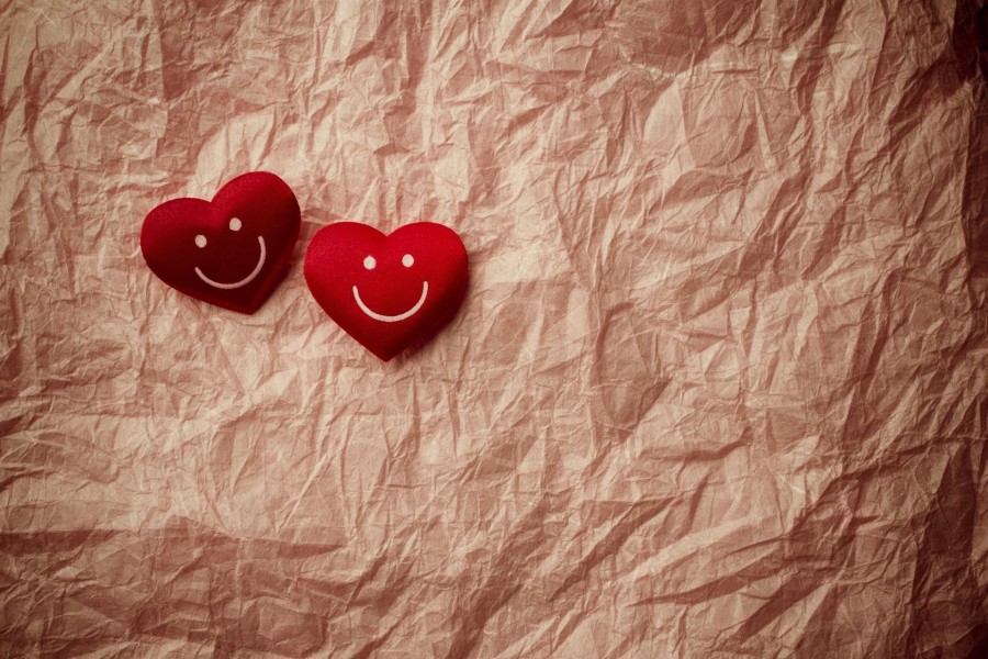 Dos corazones sobre papel arrugado