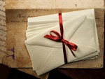 Cartas de amor con una cinta roja
